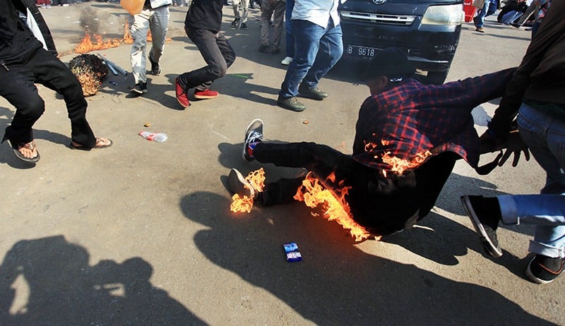 Pengunjuk Rasa Anti KKN Terbakar saat Demo di Kawasan Patung Kuda - Bagian 2