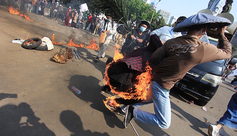 Pengunjuk Rasa Anti KKN Terbakar saat Demo di Kawasan Patung Kuda - Bagian 1