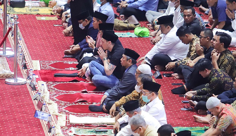 Pakai Kopiah Hitam, Mesut Ozil Khusyuk Sholat Jumat di Masjid Istiqlal - Bagian 3