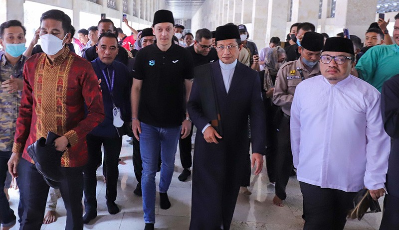 Pakai Kopiah Hitam, Mesut Ozil Khusyuk Sholat Jumat di Masjid Istiqlal - Bagian 6