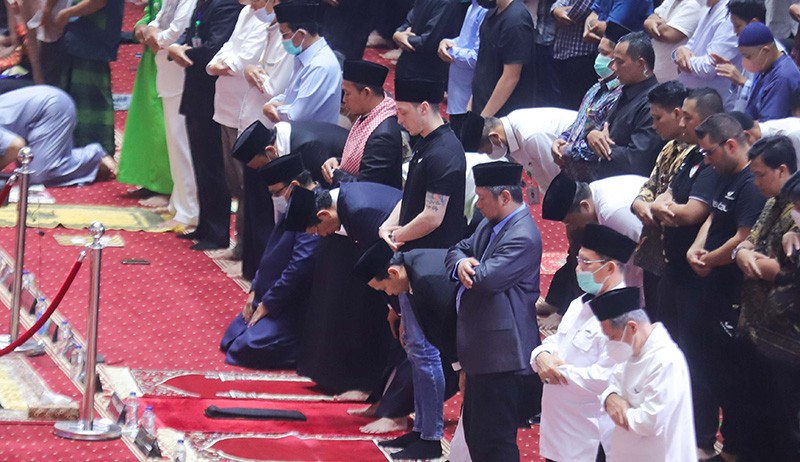 Pakai Kopiah Hitam, Mesut Ozil Khusyuk Sholat Jumat di Masjid Istiqlal - Bagian 5
