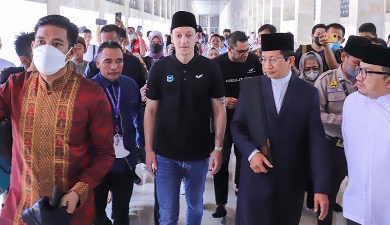 Pakai Kopiah Hitam, Mesut Ozil Khusyuk Sholat Jumat di Masjid Istiqlal - Bagian 1