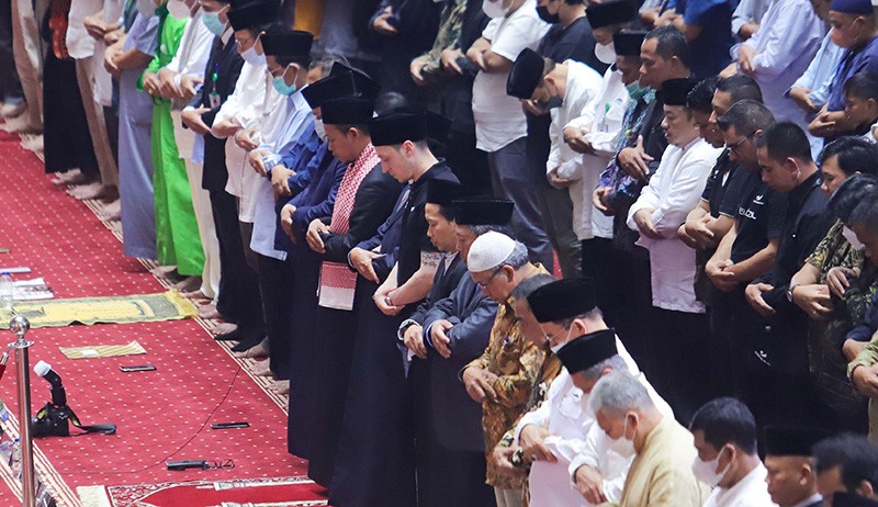Pakai Kopiah Hitam, Mesut Ozil Khusyuk Sholat Jumat di Masjid Istiqlal - Bagian 4