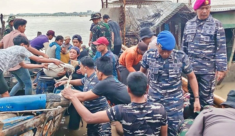 Lanal Semarang Kerahkan Prajurit Perbaiki Tanggul Jebol di Tanjung Emas - Bagian 1