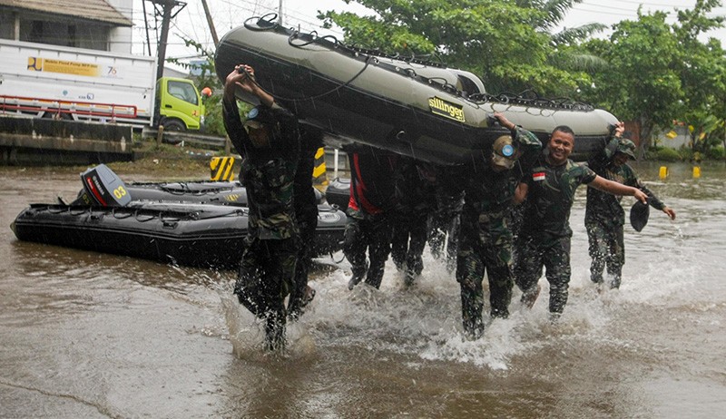Lanal Semarang Kerahkan Prajurit Perbaiki Tanggul Jebol di Tanjung Emas - Bagian 2