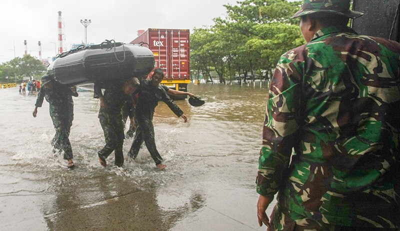 Lanal Semarang Kerahkan Prajurit Perbaiki Tanggul Jebol di Tanjung Emas - Bagian 3
