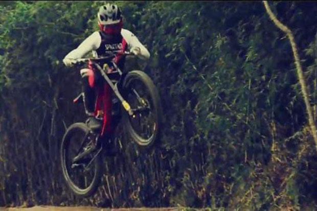  Balap Sepeda Downhill di Lereng Merapi Diikuti Ratusan Peserta