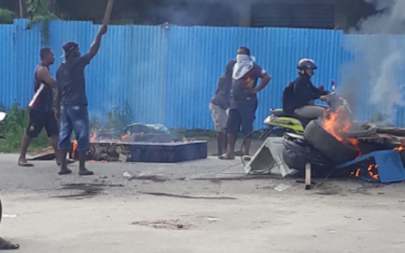 Keluarga Korban Uji Coba Miras Oplosan Kembali Blokade Jalan di Kawasan Rufei Sorong