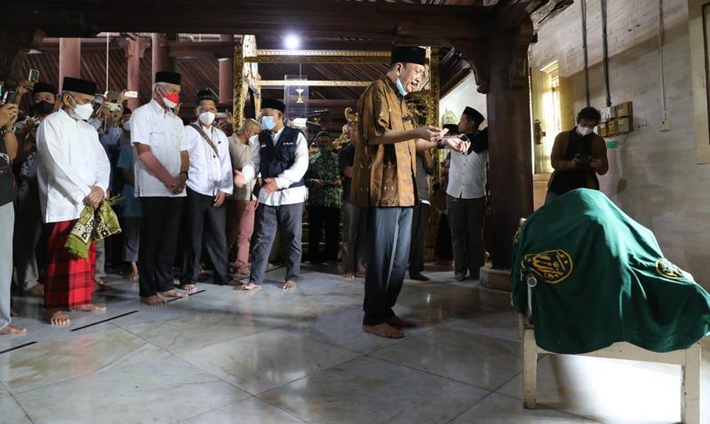 Penampakan Ganjar Ikut Salati Jenazah Buya Syafii Maarif di Masjid Gedhe Kauman