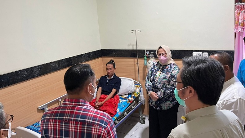 Peserta Kecelakaan Kerja, Direktur Pelayanan BPJamsostek Datangi RS Hermana Lembean Sulut