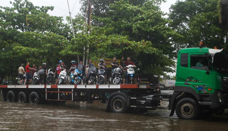 title Banjir Rob di Pelabuhan Tanjung Emas Semarang Surut, Aktivitas Pekerja Kembali Bergeliat Banjir Rob di Pelabuhan Tanjung Emas Semarang Surut, Aktivitas Pekerja Kembali Bergeliat