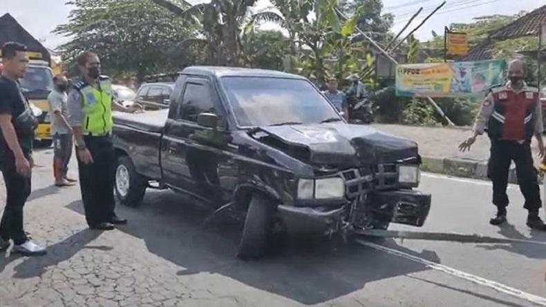 Tertabrak Mobil di Jalan Solo-Semarang, Pengendara Motor Kritis