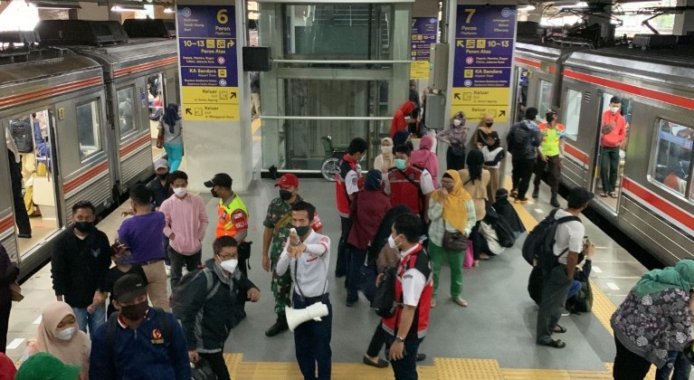 KAI Commuter Siagakan 4.000 Petugas Cegah Kepadatan di KRL Jabodetabek Imbas Perubahan Rute