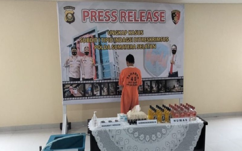 title Polisi Bongkar Tempat Pengoplosan Miras di Palembang, Jumlah Barang Bukti Mencengangkan Polisi Bongkar Tempat Pengoplosan Miras di Palembang, Jumlah Barang Bukti Mencengangkan