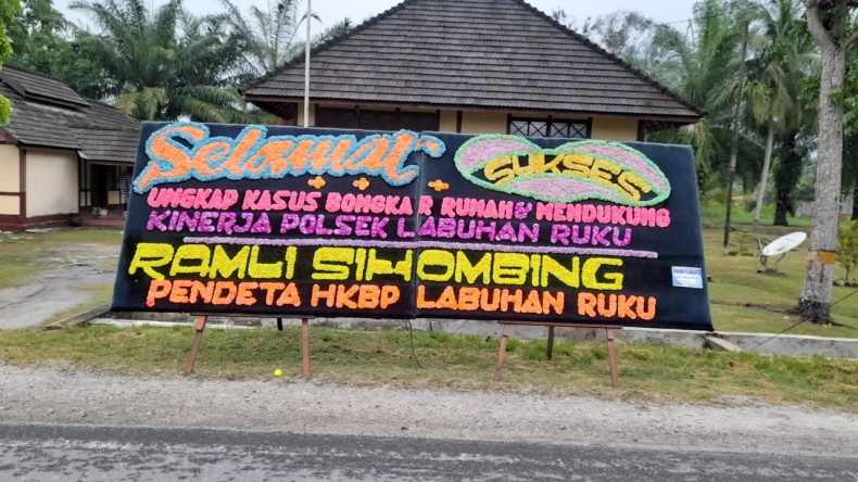 Sukses Tangkap Pelaku Pencurian, Polsek Labuhan Ruku Dikirimi Papan Bunga