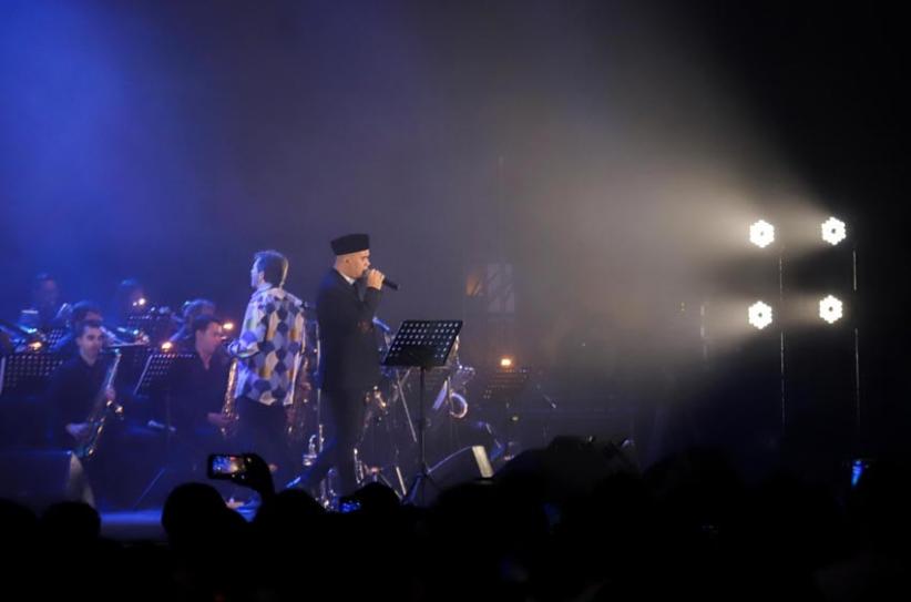 Tampil Nyentrik dengan Setelan Jas Hitam , Ahmad Dhani Guncang Panggung Java Jazz 2022  - Bagian 2