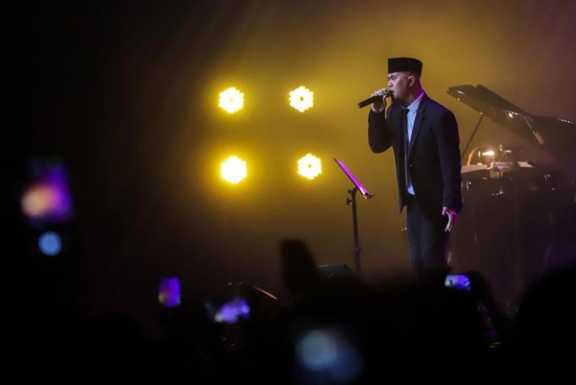 Tampil Nyentrik dengan Setelan Jas Hitam , Ahmad Dhani Guncang Panggung Java Jazz 2022  - Bagian 5