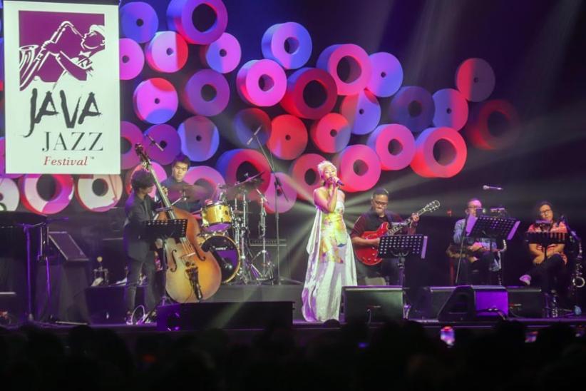 Kolaborasi dengan Empat Penyanyi, Candra Darusman Tampil Memukau di Java Jazz Festival 2022 - Bagian 4