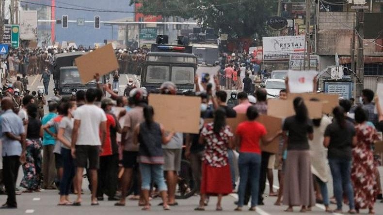 Polisi Sri Lanka Tembakkan Gas Air Mata, Aksi Massa Berakhir Ricuh