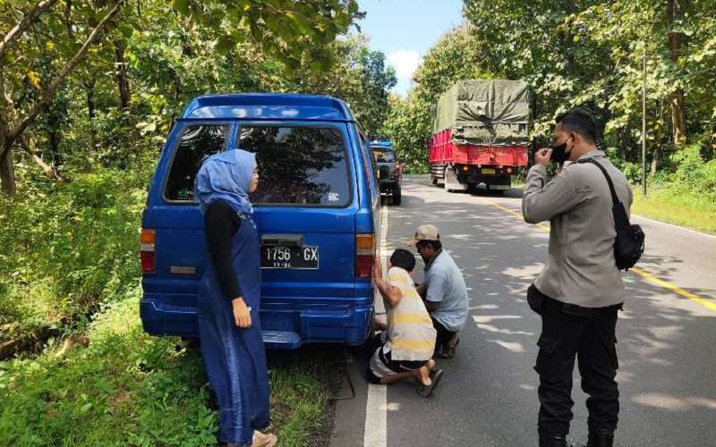 Ban Bocor di Tengah Hutan, Pengendara Mobil Ini Pasrah hingga Didatangi Polisi