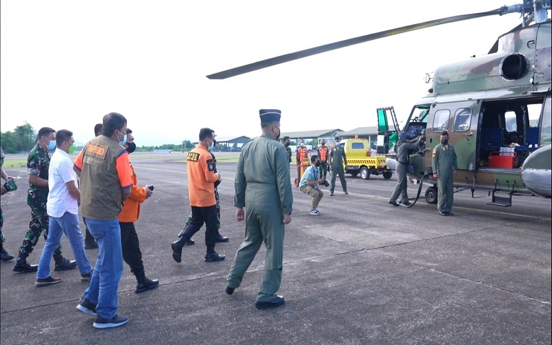 Pakai Helikopter, Gubernur Sulsel Pantau Pencarian KM Ladang Pertiwi di Perairan Pangkep