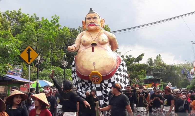Meriahnya Kirab Budaya Wanurejo, Warga Arak Patung Raksasa Tokoh Wayang