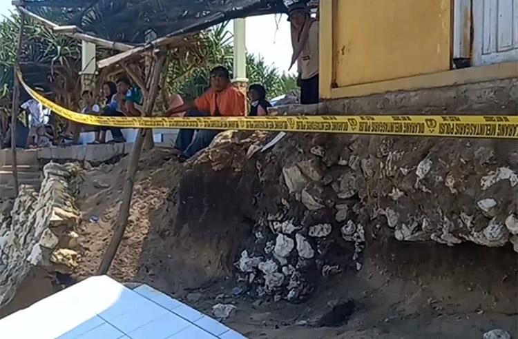 Dihantam Gelombang Tinggi, Posko SAR Pantai Krakal Terancam Ambruk