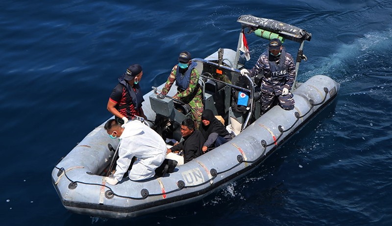 Momen Tim SAR Selamatkan Korban Kapal Tenggelam yang Mengapung di Selat Makassar - Bagian 2
