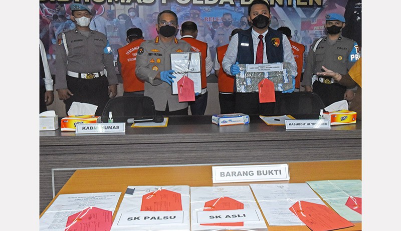 Pejabat, Camat dan Lurah Tutup Muka karena Terlibat Korupsi Lahan Pembuangan Sampah - Bagian 3