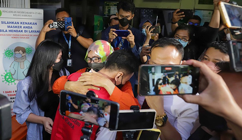 Momen Adam Deni Peluk Sang Ibu usai Dituntut 8 Tahun Penjara - Bagian 2