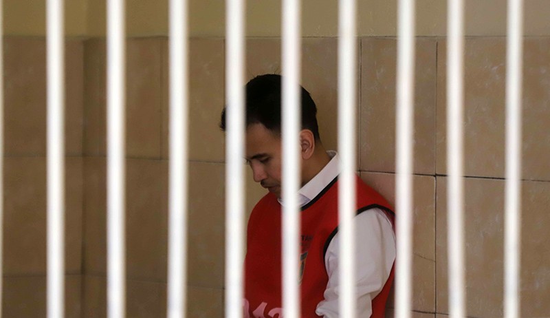 Momen Adam Deni Peluk Sang Ibu usai Dituntut 8 Tahun Penjara - Bagian 3