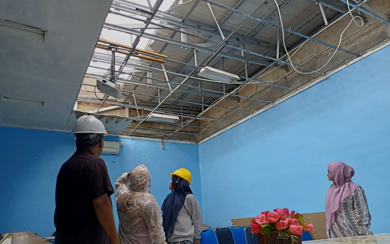 Angin Kencang Hantam Puskesmas Kuta Alam Banda Aceh hingga Atap Gedung Rusak