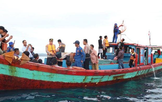 Polisi Tangkap 3 Kapal Pengebom Ikan di Simeulue, 8 ABK Diamankan