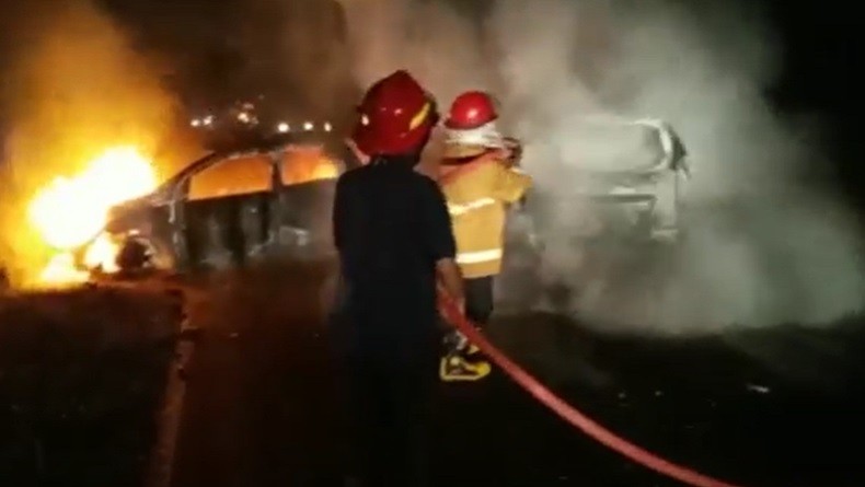 Dua Mobil Tabrakan di Jalan Lintas Prabumulih-Muara Enim hingga terbakar Hebat
