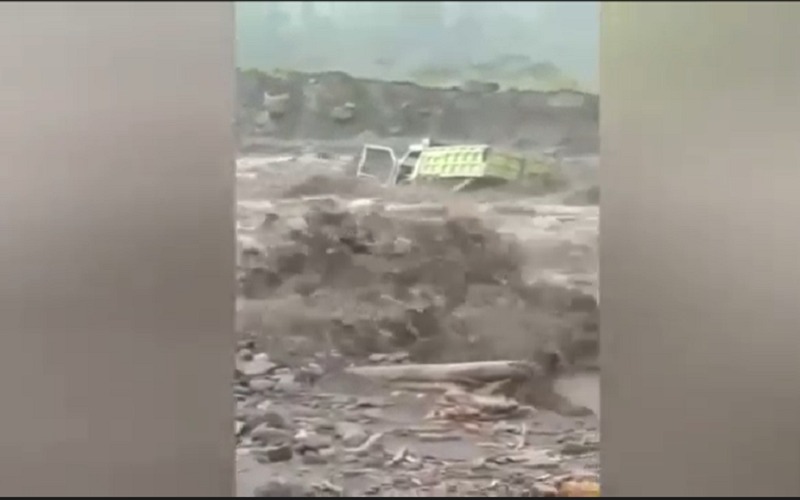 Dihantam Lahar Dingin Gunung Semeru, Truk Pasir Terseret hingga Ratusan Meter