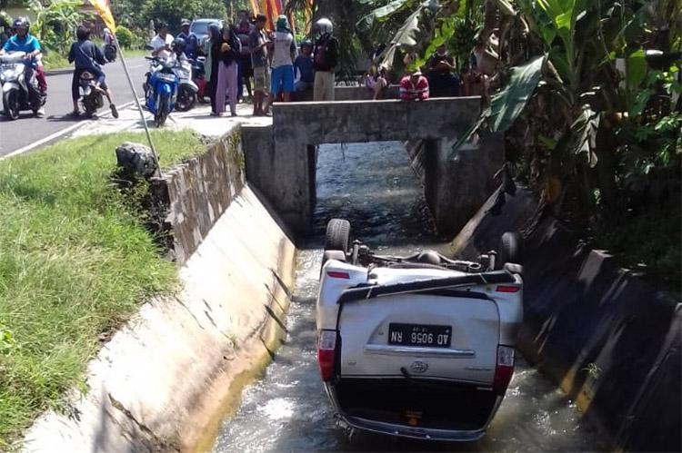 Tabrak Motor, Mobil Minibus Terbalik di Selokan Gunungkidul