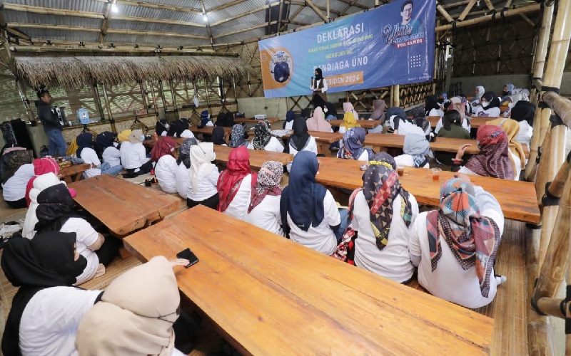 Emak-Emak Bandung Dilatih Membuat Milkshake Stroberi dan Dukung Sandiaga Uno