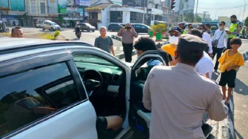 Viral Pengemudi Mobil di Palembang Tabrak Pikap di Lampu Merah, Ternyata Sudah Meninggal