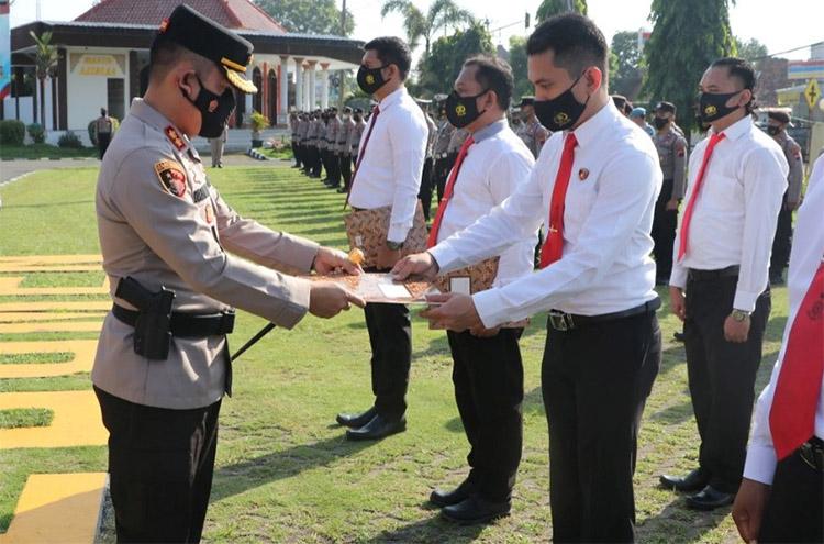 Berhasil Ungkap Pembunuhan Siswi SMP, 19 Personel Polres Kebumen Raih Reward Kapolres