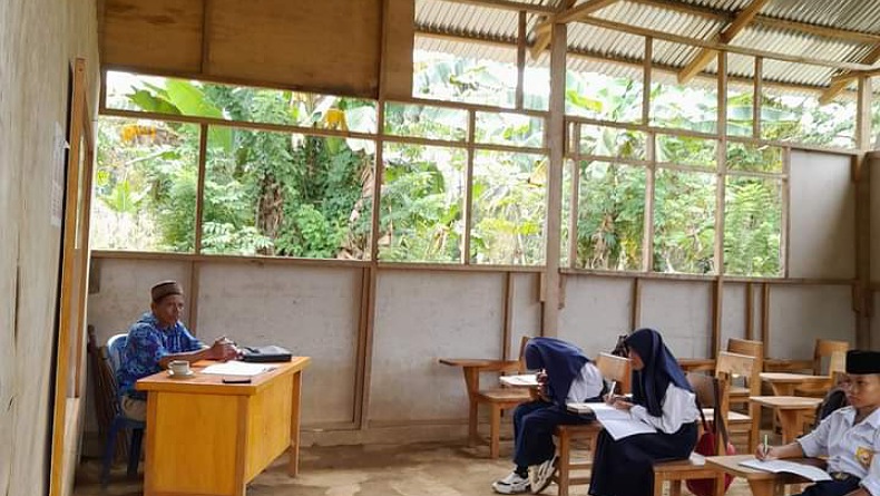 Miris Lihat Kondisi MTs Fathul Khairaat Bolmut, Alin Pangalima : Apa Saya Harus Jual Ginjal Lagi?   