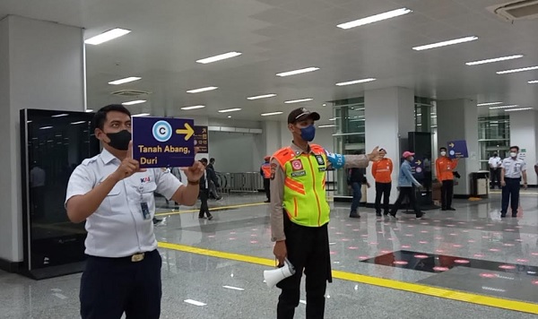 Urai Kepadatan di Stasiun Manggarai, KAI Commuter Pakai Peron Kereta Bandara