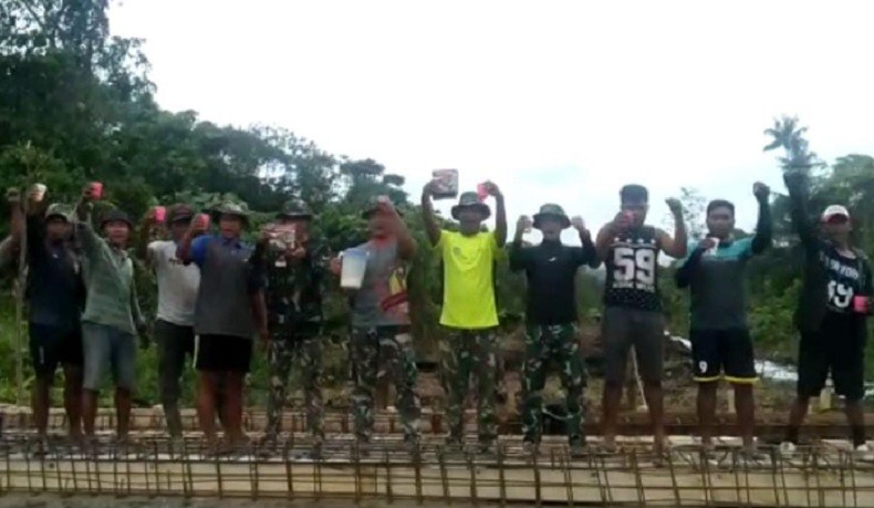 Susu Serdadu dari Jenderal Dudung Dibagikan untuk Satgas TMMD ke-113 di Tana Tidung