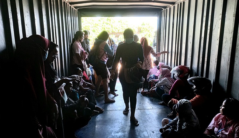 Potret Buruh Pabrik Kembali Bekerja Pascabanjir Rob di Pelabuhan Tanjung Emas - Bagian 5