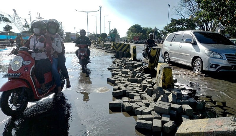 Potret Buruh Pabrik Kembali Bekerja Pascabanjir Rob di Pelabuhan Tanjung Emas - Bagian 3