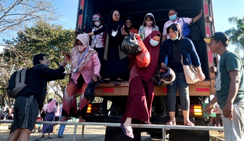 Potret Buruh Pabrik Kembali Bekerja Pascabanjir Rob di Pelabuhan Tanjung Emas - Bagian 4