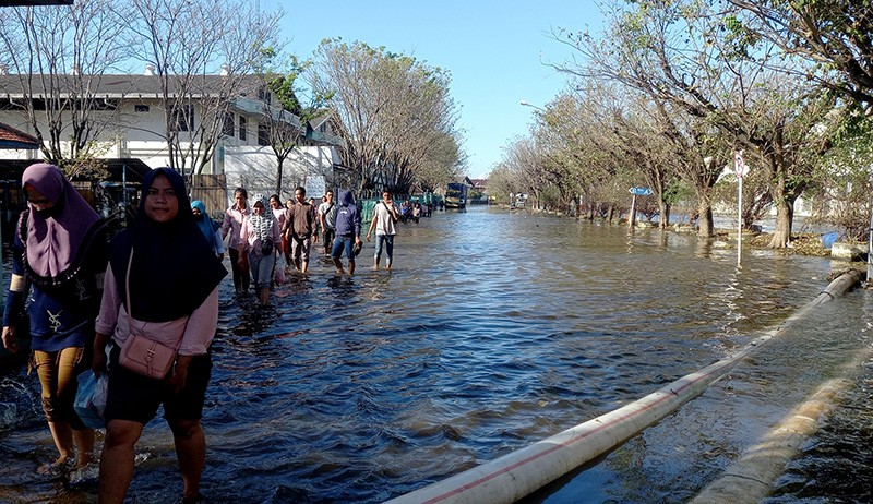 Potret Buruh Pabrik Kembali Bekerja Pascabanjir Rob di Pelabuhan Tanjung Emas - Bagian 2