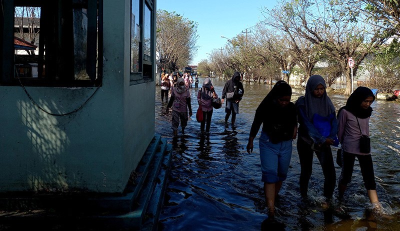 Potret Buruh Pabrik Kembali Bekerja Pascabanjir Rob di Pelabuhan Tanjung Emas - Bagian 1