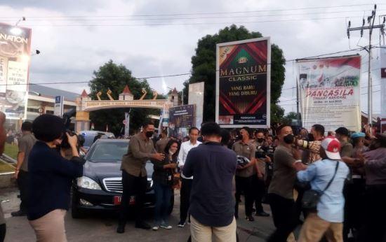 Girang Terima Bingkisan dari Jokowi, Warga Ende: Yes, Saya Dapat Baju!