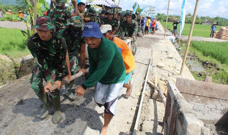 Potret Prajurit TNI dan Petani Berjibaku Bangun Jembatan Beton di Desa Nanggulan Klaten