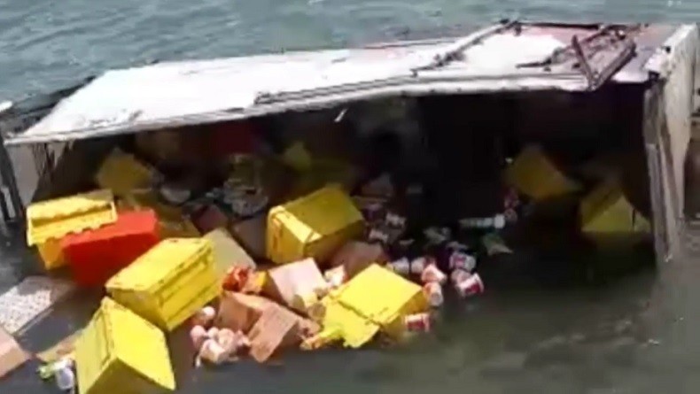 Penampakan Truk Boks Angkut Barang-Barang Minimarket Terjun ke Laut, Jadi Tontonan Warga